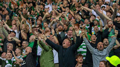Fans von Celtic singen im Celtic Park