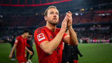 Harry Kane klatscht in Richtung der FC Bayern Fans nach dem Sieg gegen Bremen