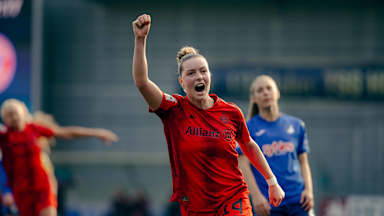 Alara Şehitler bejubelt mit gereckter Faust ihren Siegtreffer für die FC Bayern Frauen.