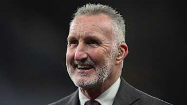 Porträt Alan McInally lächelnd