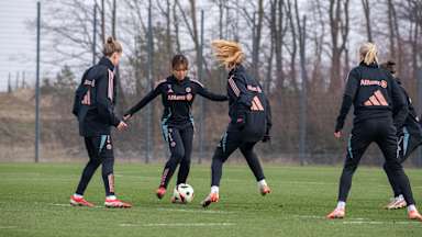 Momoko Tanikawa und ihre Mitspielerinnen der FC Bayern Frauen beim Aufwärmen mit dem Ball.