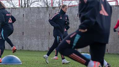 Klara Bühl läuft sich auf dem Trainingsplatz warm.