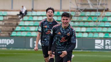 Felipe Chávez und Deniz Ofli jubeln nach dem 1:0-Führungstreffer der FCB-U19.