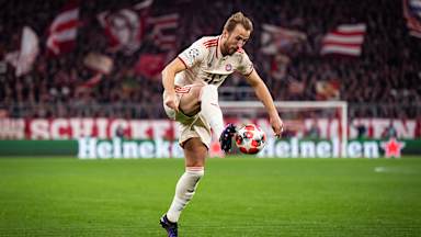 Harry Kane am Ball im Champions League-Spiel des FC Bayern in der Allianz Arena.