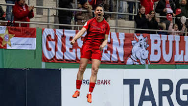 Jovana Damnjanović springt in die Luft und jubelt nach ihrem Tor.