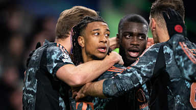 Michael Olise wird von seinem Teamkollegen umarmt nach seinem 1:0 im Champions League-Spiel des FC Bayern bei Celtic Glasgow