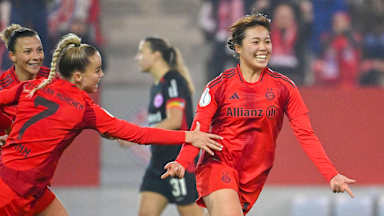 Momoko Tanikawa läuft jubelnd über den Platz.