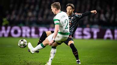 Hiroki Ito im Zweikampf mit einem Spieler von Celtic Glasgow