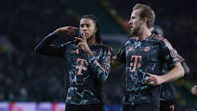 Michael Olise jubelt mit Harry Kane nach dem Tor zum 1:0 im Champions League-Spiel des FC Bayern bei Celtic Glasgow