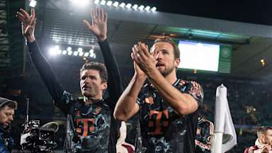 Harry Kane und Thomas Müller jubeln nach dem Sieg bei Celtic mit den Fans