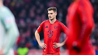 Josip Stanisic con la camiseta roja local en el Allianz Arena