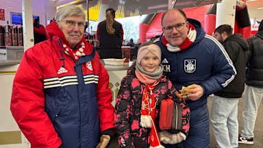 La abuela Rosemarie, Amelie y papá Christoph (desde la izquierda), del club de fans Rot Weisse Upland Bazis de Leverkusen.