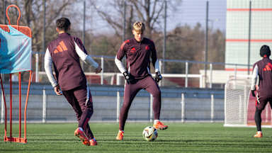 FCB-Amateure-Spieler Samuel Unsöld mit dem Ball am Fuß im Training vor dem Topspiel gegen Schweinfurt.