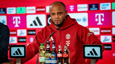 Vincent Kompany beantwortet Fragen im Pressetalk des FC Bayern