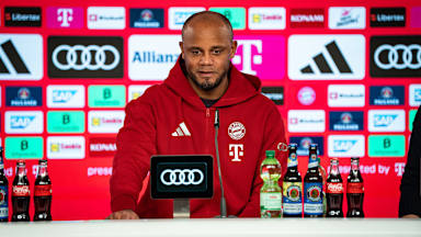 Vincent Kompany responde a las preguntas de la rueda de prensa del FC Bayern