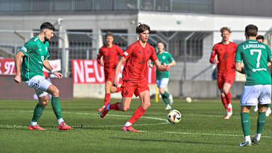 Guido Della Rovere von den FC Bayern Amateure im Spiel gegen Schweinfurt am Ball.