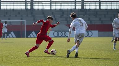 Lennart Karl von der FC Bayern U17 im Spiel gegen Mainz 05 am Ball.
