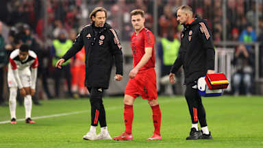 Joshua Kimmich geht nach seiner Verletzung im Spiel gegen Eintracht Frankfurt enttäuscht vom Platz.
