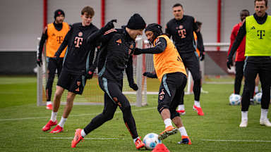 Michael Olise im Zweikampf im Training des FC Bayern