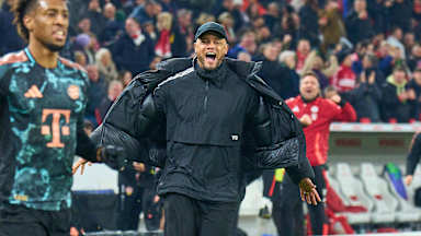 Vincent Kompany bejubelt ein Tor des FC Bayern gegen Stuttgart