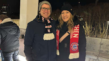 Bayernfans Steffen (li.) und seine Schwägerin Johanna an der MHP Arena vor der Partie beim VfB Stuttgart.