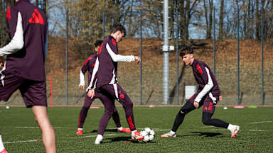 Louis Richter hat im Training der FCB-U19 den Blick auf den Ball gerichtet.