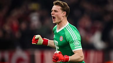 Jonas Urbig jubelt im Spiel gegen Leverkusen