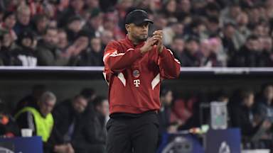 Vincent Kompany klatscht im Spiel gegen Leverkusen in die Hände
