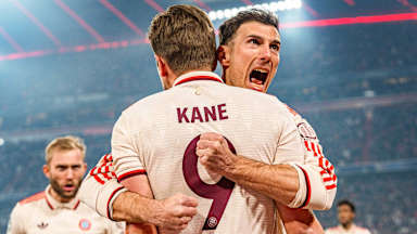 Leon Goretzka und Harry Kane bejubeln das 3:0 über Bayer Leverkusen im Hinspiel des Achtelfinals