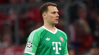 Manuel Neuer schaut im Spiel gegen Leverkusen zur Seite