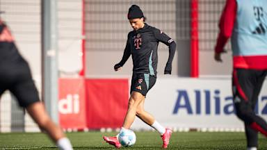 Leroy Sané dribbelt im Training des FC Bayern