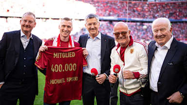 Das Präsidium des FC Bayern ehrt das 400.000. Mitglied auf dem Rasen der Allianz Arena
