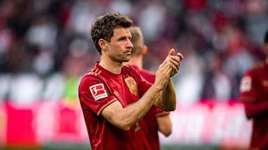 Thomas Müller klatscht nach dem Spiel gegen Bochum in Richtung der Fans
