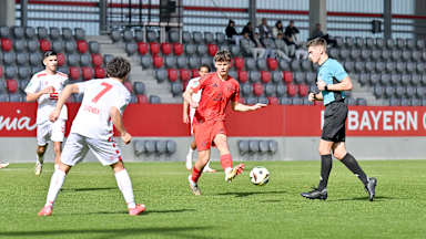 Louis Richter von der FCB-U19 am Ball.