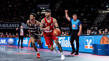 Nick Weiler-Babb und der FC Bayern Basketball gewannen das Hinspiel gegen Bamberg knapp mit 84:82.