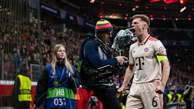Kimmich jubelt im Champions League-Spiel Bayer 04 Leverkusen - FC Bayern
