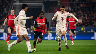 Jamal Musiala am Ball, Szene der Partie Bayer 04 Leverkusen - FC Bayern in der Champions League