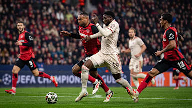 Alphonso Davies im Zweikampf mit Jonathan Tah bei Bayer 04 Leverkusen gegen FC Bayern