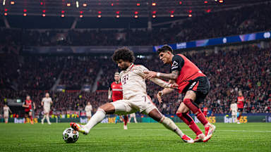 Serge Gnabyry im Zweikampf mit Piero Hincapie, Spielszene aus Bayer 04 Leverkusen - FC Bayern