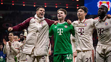 Leon Goretzka jubelt mit Jonas Urbig vor der Kurve