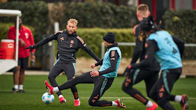 Konrad Laimer im Zweikampf mit dem grätschenden Leon Goretzka im FC Bayern-Training vor dem Bundesliga-Spiel bei Union Berlin