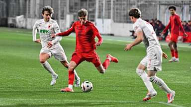 Jonathan Asp Jensen führt im Grünwalder Stadion den Ball.