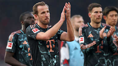 Harry Kane von Bayern München bedankt sich bei den Fans nach dem Bundesligaspiel beim 1. FC Union Berlin