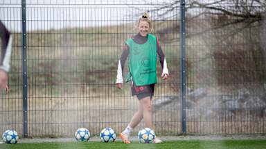 Caro Simon im Training der FC Bayern Frauen mit dem Ball am Fuß.
