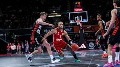 Carsen Edwards zieht zum Korb