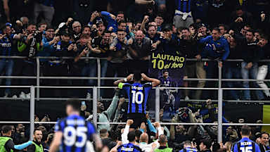Lautaro Martínez lo celebra ante la hinchada del Inter