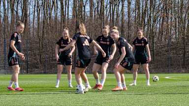 Tuva Hansen und die FC Bayern Frauen beim Abschlusstraining vor dem Spiel gegen Hoffenheim am Ball.