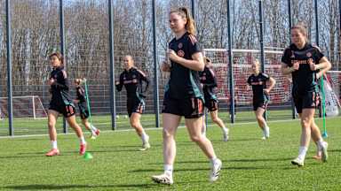 Sarah Zadrazil läuft sich auf dem Trainingsplatz warm.