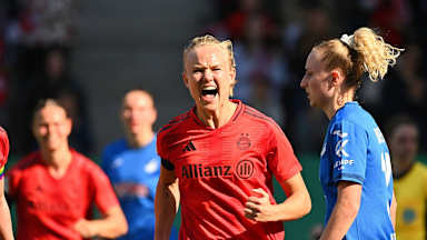 Pernille Harder springt in die Luft und jubelt nach ihrem Tor.