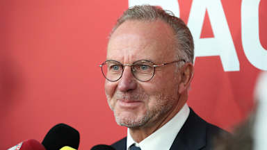 Perfil de Karl Heinz-Rummenigge sonriendo durante una entrevista con representantes de los medios de comunicación.